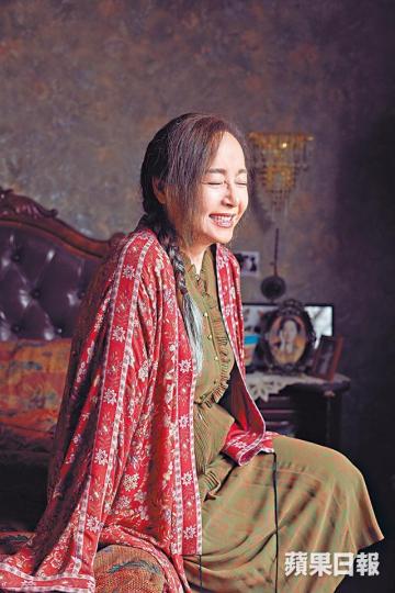 曾經歷兩次失婚的恬妞回望半生，雖然充滿感慨，但依然以笑容面對。恬妞在84年嫁給印尼富豪葉聰豪，新婚當晚才知道丈夫有多個老婆。資料圖片在92年，恬妞與萬子再婚，婚禮過程更是現場直播。資料圖片囡囡朱宇豐（右）現兼任恬妞的經理人，但只有工作或回台灣才會見面。微博圖片恬妞直言前夫葉聰豪對女兒不聞不問，如像人間蒸發。