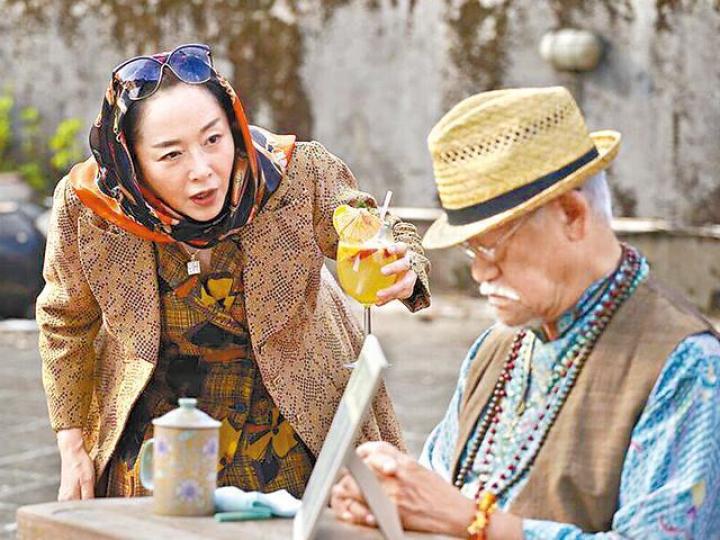 恬妞最近與吳耀漢等老戲骨合拍賀歲片《如珠如寶》。劇照