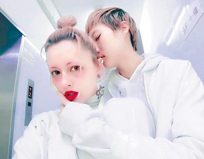 Andi（左）日前喺社交網話，幫緊一個同志交友app做緊宣傳。互聯網圖片卓林（右）同太太拎住幾袋行李喺元朗出現，卓林話搵緊地方搬。讀者提供圖片Andi等咗冇耐就行埋一邊，由卓林睇實啲行李。讀者提供圖片吳綺莉月前接卓林同Andi返大坑住，不過卓林住咗一排就搬走。資料圖片