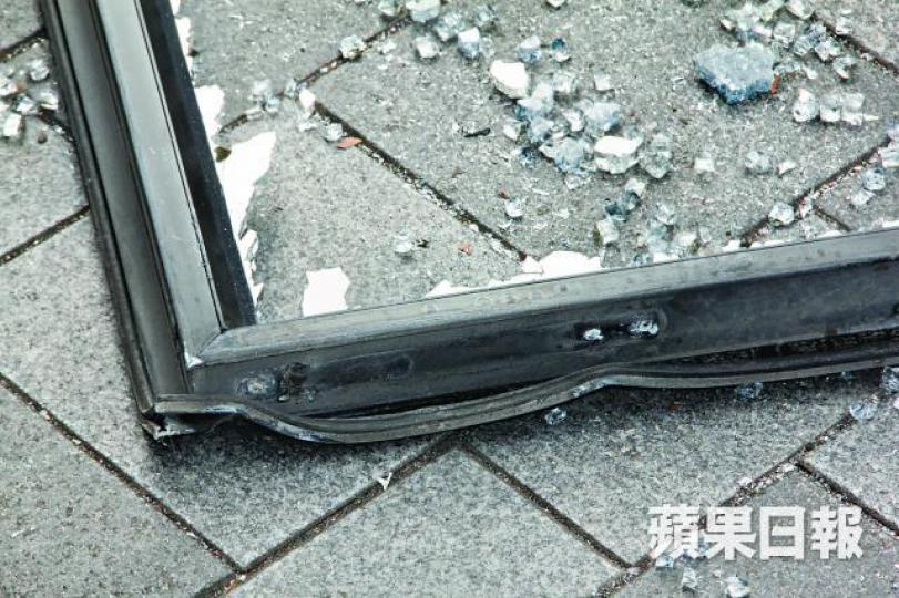 殺人鋁窗連接窗框鉸位的拉釘已氧化呈白色。 殺人鋁窗連接窗框鉸位的拉釘已氧化呈白色。