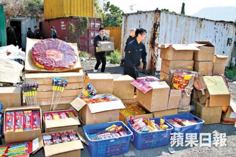貨倉儲存大量不同種類煙花爆竹,警方爆炸品處理課人員到場處理。劉永明攝 貨倉儲存大量不同種類煙花爆竹,警方爆炸品處理課人員到場處理。劉永明攝