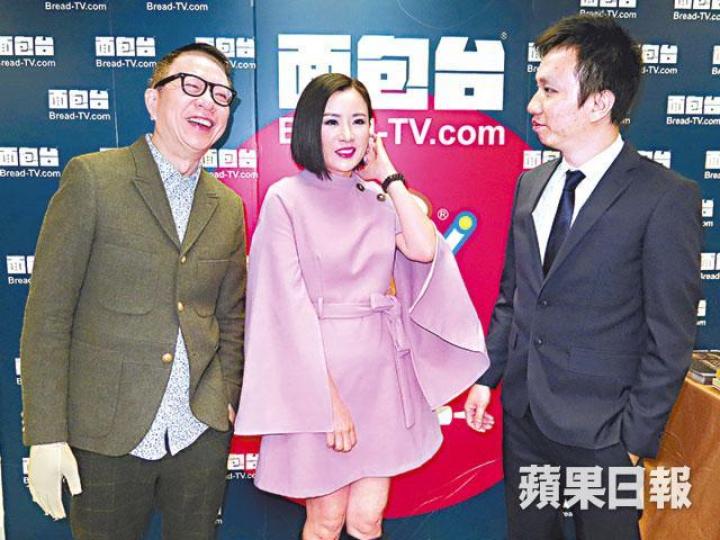 張文慈昨日和舊同事葉家寶（左）及黃守東大談昔日趣事。