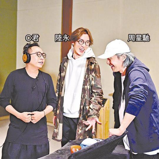 農夫早前為《新喜劇之王》配音，陸永更表示能與星爺合作感到榮幸。王寶強在片中飾演馬可，粵語版找來C君配音。