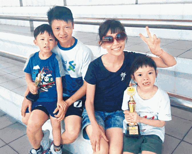 原本幸福的一家四口,因羿廷患病而逆轉,但Peggie與丈夫仍深信希望在人間。 原本幸福的一家四口,因羿廷患病而逆轉,但Peggie與丈夫仍深信希望在人間。