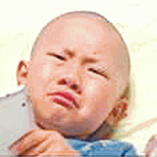 羿廷如今要注射嗎啡止痛,令父母心痛不已。互聯網患病前的羿廷乖巧獨立,性格樂天。 羿廷如今要注射嗎啡止痛,令父母心痛不已。互聯網患病前的羿廷乖巧獨立,性格樂天。