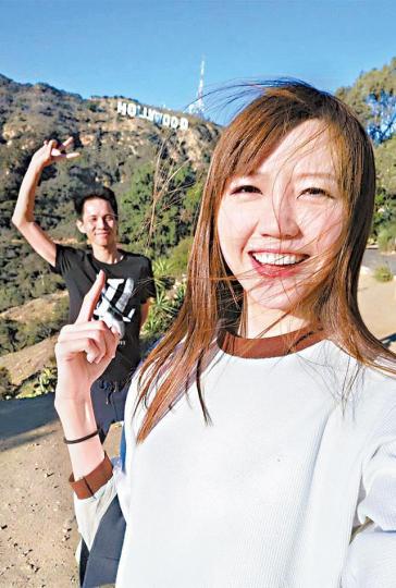 吳若希與老公何兆鴻早前到美國旅行，被老公生意客戶的電話破壞旅行的好心情。互聯網圖片吳若希在Ig內「呼籲」老公的客戶，沒有幫襯就不要來電。互聯網圖片吳若希與老公經常帶囡囡淼淼四處遊玩，一家三口享受家庭樂。互聯網圖片有報道指吳若希婚後，奶奶曾嫌棄吳若希爛口，令婆媳關係一度緊張。有傳何兆鴻當時未與前度女友Toby分手，就撻着吳若希。吳若希在節目中不理警告字句，觸摸限量旅行篋，被網民鬧影衰香港人。電視圖片吳若希（右）大講有味諧音笑話，之後自己喪笑，令身旁的台灣主持尷尬。電視圖片