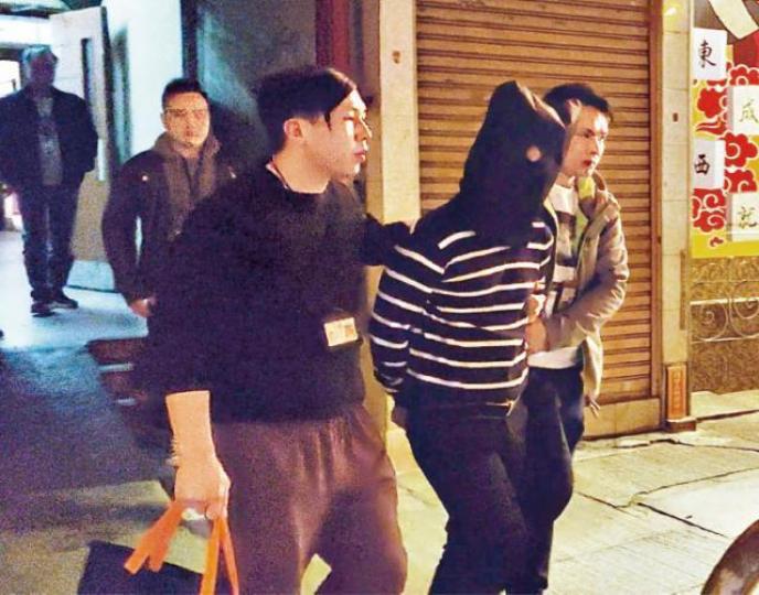 一名29歲姓周內地男子涉嫌車內盜竊及外出時藏有盜竊工具被拘捕。警方提供圖片警方撿獲的汽車防盜干擾器及汽車破窗器。 一名29歲姓周內地男子涉嫌車內盜竊及外出時藏有盜竊工具被拘捕。警方提供圖片警方撿獲的汽車防盜干擾器及汽車破窗器。