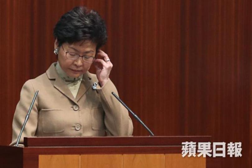 特首林鄭月娥為收緊長者綜援申請年齡提補鑊方案,將責任推到公務員身上。 特首林鄭月娥為收緊長者綜援申請年齡提補鑊方案,將責任推到公務員身上。