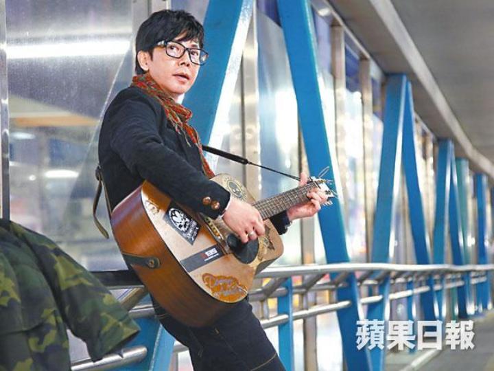前幕後玩家主音羅金榮對音樂充滿熱誠，他接受本報專訪當日更玩busking！羅金榮感激黃子華（右）撐到盡，笑言前世可能是親兄弟。鍾鎮濤（右）原來是羅金榮的啟蒙老師。羅金榮（左二）95年曾組樂隊幕後玩家，可惜出道兩年便因唱片公司倒閉被迫解散。資料圖片