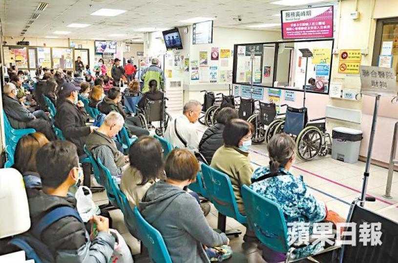 公院持續逼爆,醫護及病人皆苦不堪言。 公院持續逼爆,醫護及病人皆苦不堪言。