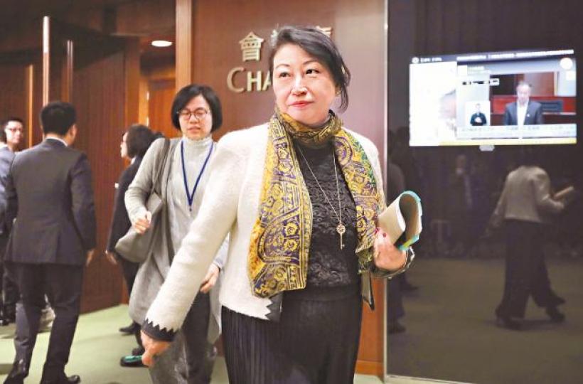 鄭若驊至今仍未清楚解釋不告梁振英的原因。 鄭若驊至今仍未清楚解釋不告梁振英的原因。