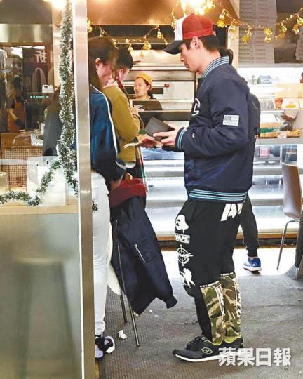 【主動找數】翟威廉拿出銀包，給錢麥貝夷買薄餅。讀者提供圖片【分頭行事】麥貝夷排隊買薄餅，翟威廉就去霸位。讀者提供圖片【全程孖咇】兩人全程貼着行，感情非淺。讀者提供圖片翟威廉和麥貝夷經常夾歌。互聯網圖片