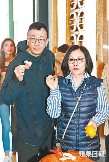 阿姐與鄭丹瑞昨日出席節目拜神儀式。