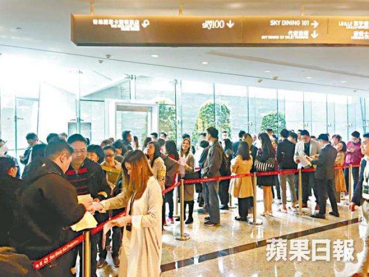 Downtown 38售樓處昨人頭湧湧,次輪開售的66伙即日沽清。 Downtown 38售樓處昨人頭湧湧,次輪開售的66伙即日沽清。