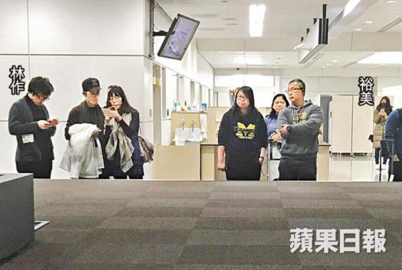 林作在機場等行李期間，一度示意裕美行近身邊，但警覺性高的裕美沒有理會。讀者提供圖片裕美刻意與林作保持距離，更不停地玩手機。讀者提供圖片林作在社交網相中，左邊友人（箭嘴示）與裕美當日的羽絨相似。互聯網圖片裕美與林作去年出席活動時，公然打情罵俏，不過二人多次否認戀情。資料圖片