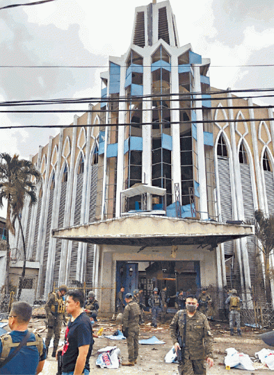 士兵在肇事天主教堂外加強戒備。有傷者在醫院接受治療。美聯社炸彈威力強勁,現場場面混亂,瓦礫散落一地。 士兵在肇事天主教堂外加強戒備。有傷者在醫院接受治療。美聯社炸彈威力強勁,現場場面混亂,瓦礫散落一地。