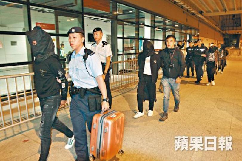 內地盜卡黨成員上周五再登郵輪時被捕。張 軍攝郵輪免稅店出售大量名錶。盜卡黨在船上狂掃珠寶首飾。 內地盜卡黨成員上周五再登郵輪時被捕。張 軍攝郵輪免稅店出售大量名錶。盜卡黨在船上狂掃珠寶首飾。