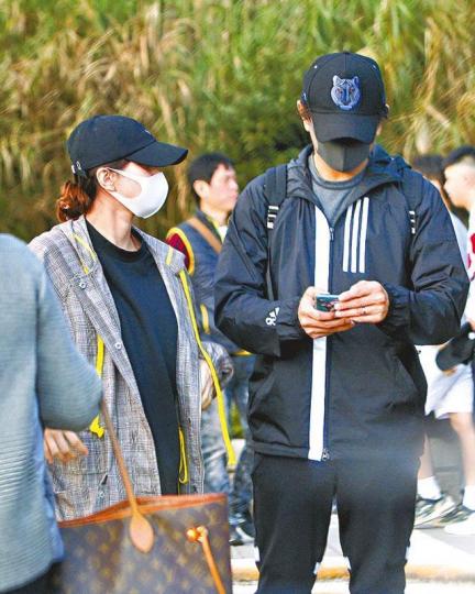 吳奇隆和劉詩詩夫妻倆一貫戴帽、口罩遮掩，十分低調。台灣《蘋果日報》資料圖片