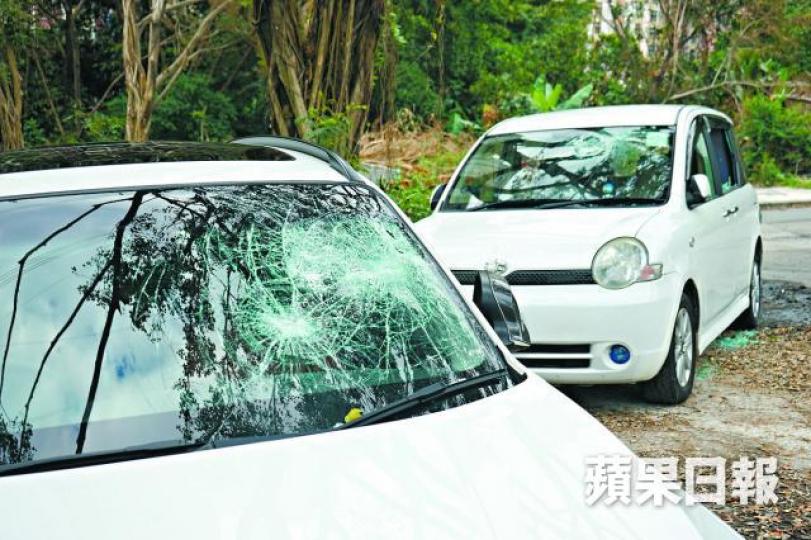 屯門一露天停車場多輛私家車車窗玻璃被扑爛。張家豪攝 屯門一露天停車場多輛私家車車窗玻璃被扑爛。張家豪攝