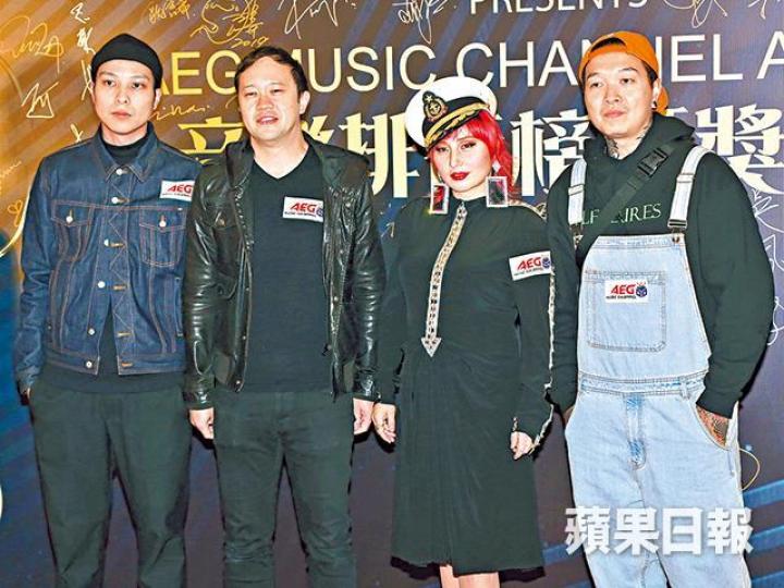 何超儀有份的樂隊Josie & the Uni Boys前晚獲頒「鑽石搖滾樂隊」。陳曉東透露農曆新年會和老婆到日本二人世界，順便趕造人。康華表示與佘詩曼是好朋友，多年來從沒有發生爭拗。超儀自嘲近日發福了不少，似懷孕九個月。