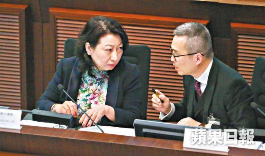 鄭若驊(左)及刑事檢控專員梁卓然昨到立會闡釋檢控政策。 鄭若驊(左)及刑事檢控專員梁卓然昨到立會闡釋檢控政策。
