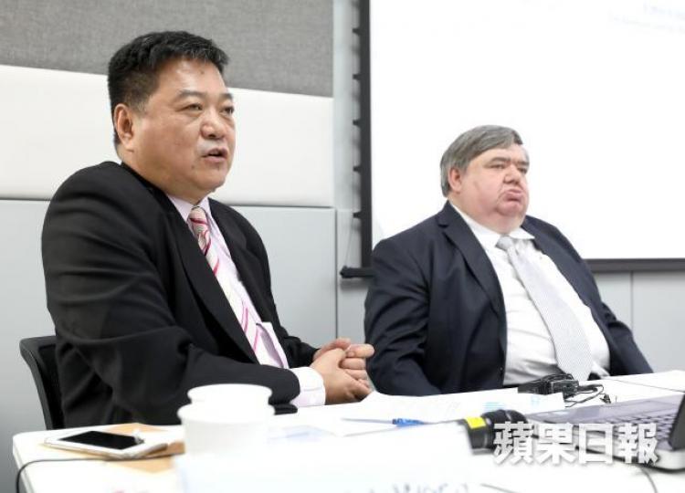 全港反走私大聯盟行政總監黃進展(左)表示,研究報告估算非法煙草貿易導致港府於2017/18財政年度損失達28億元稅收。朱永倫攝 全港反走私大聯盟行政總監黃進展(左)表示,研究報告估算非法煙草貿易導致港府於2017/18財政年度損失達28億元稅收。朱永倫攝