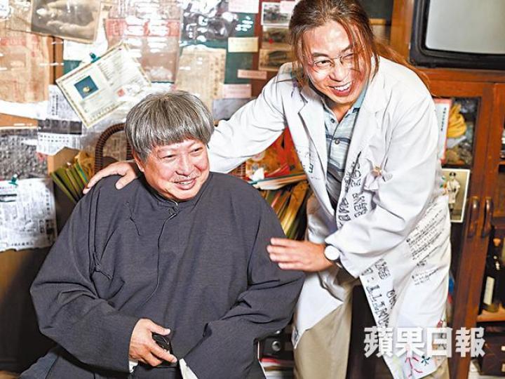 洪金寶與林敏驄相識多年，兩人見面甚玩得，林敏驄被窒都冇聲出。