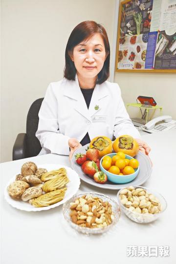 林詩敏指生果含豐富維他命,為送禮的健康選擇。何家達攝 林詩敏指生果含豐富維他命,為送禮的健康選擇。何家達攝