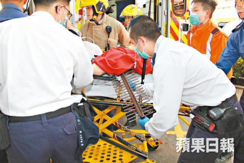 女工被救出後連人帶攪拌棒送院。消防派出坍塌搜救專隊到場施救。 女工被救出後連人帶攪拌棒送院。消防派出坍塌搜救專隊到場施救。