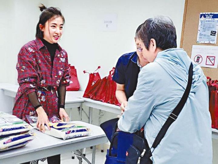 甘比昨日到深水埗派米給長者。微博圖片