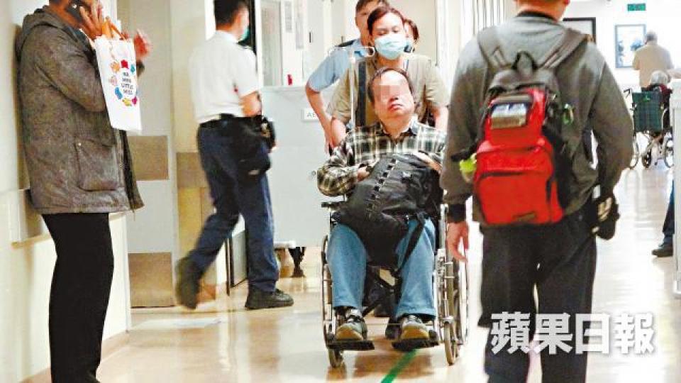 李偲嫣兄長涉非禮被捕後送院治理。簡明恩攝被捕兄長的家人在醫院情緒激動,一度不滿記者拍攝。劉永明攝大嫂(圓圖)昨投訴警方上門拉人時暴力執法。鄭大康攝李偲嫣曾指控遭兄長非禮,又指遭兄長夫婦禁錮,大嫂反指控李偲嫣欠債百萬。資料圖片 李偲嫣兄長涉非禮被捕後送院治理。簡明恩攝被捕兄長的家人在醫院情緒激動,一度不滿記者拍攝。劉永明攝大嫂(圓圖)昨投訴警方上門拉人時暴力執法。鄭大康攝李偲嫣曾指控遭兄長非禮,又指遭兄長夫婦禁錮,大嫂反指控李偲嫣欠債百萬。資料圖片