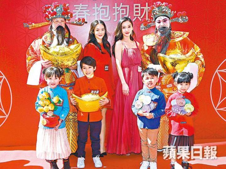 Baby（右二）昨日和麥少瑜出席新春活動時，透露患上感冒，新年願望是身體健康。