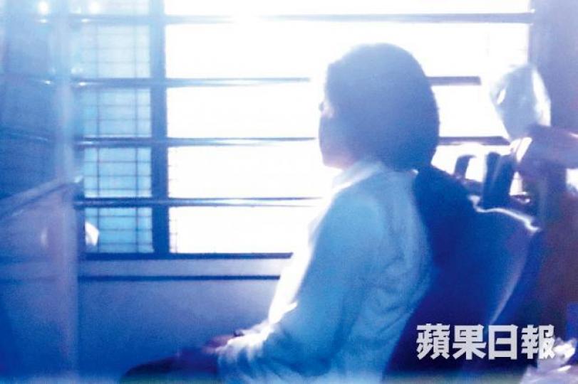 被告由囚車押離法院。 被告由囚車押離法院。