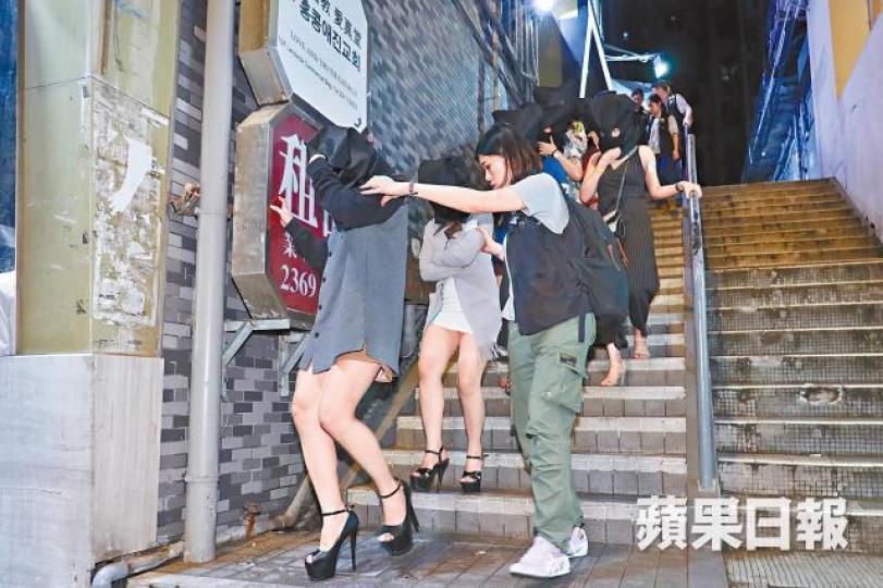 警方去年6月在涉案酒吧拘捕多名涉與客人玩「揸胸遊戲」的泰籍女子。女被告嚴慧嫺被控五項管理賣淫場所罪。 警方去年6月在涉案酒吧拘捕多名涉與客人玩「揸胸遊戲」的泰籍女子。女被告嚴慧嫺被控五項管理賣淫場所罪。