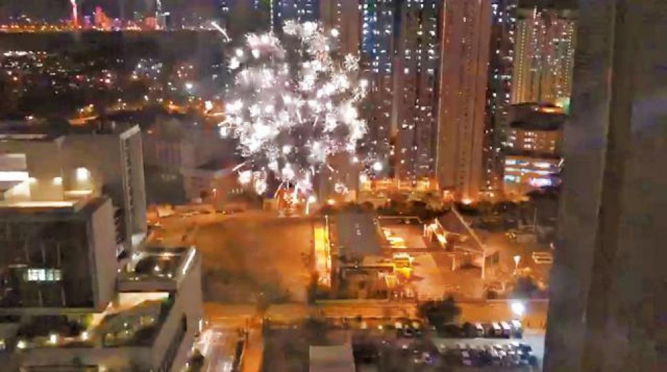 煙花爆發時照耀半空。警方展示撿獲的煙花紙箱。 煙花爆發時照耀半空。警方展示撿獲的煙花紙箱。