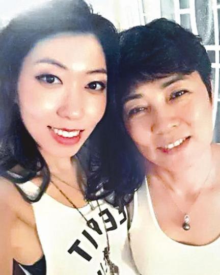 曲婉婷的母親（右）被關押四年多，至今仍未有判決。資料圖片