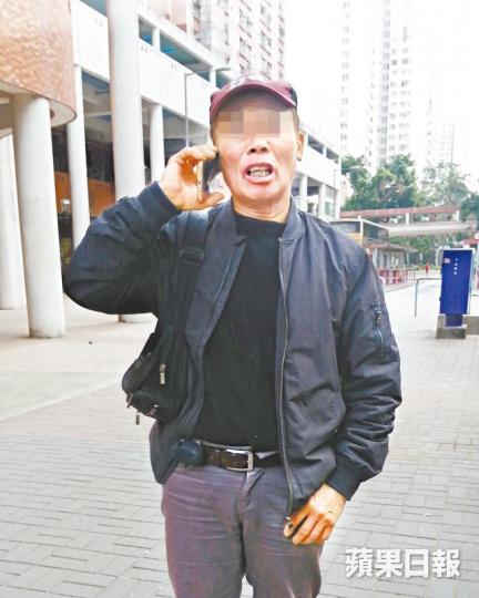 梁伯上周六將藏有巨款的尼龍袋放置於梯間,其後被他人取走。資料圖片清潔女工蔡太:「拉到人就好,安心啲,還一個清白呀!」街坊蕭先生:「佢唔係有心偷錢,可能見啲衫啱用所以攞。」 梁伯上周六將藏有巨款的尼龍袋放置於梯間,其後被他人取走。資料圖片清潔女工蔡太:「拉到人就好,安心啲,還一個清白呀!」街坊蕭先生:「佢唔係有心偷錢,可能見啲衫啱用所以攞。」