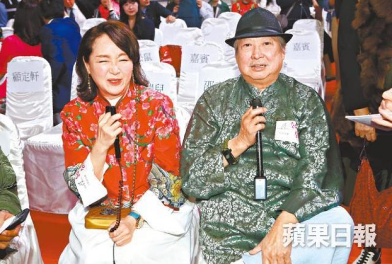 洪金寶笑言叫恬妞「快啲生番個」。莊端兒（右）坐在地上拍大合照時春光乍洩。