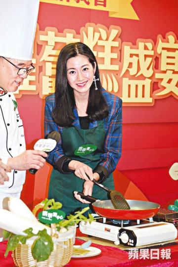 陳自瑤昨日在活動上親自煎蘿蔔糕。