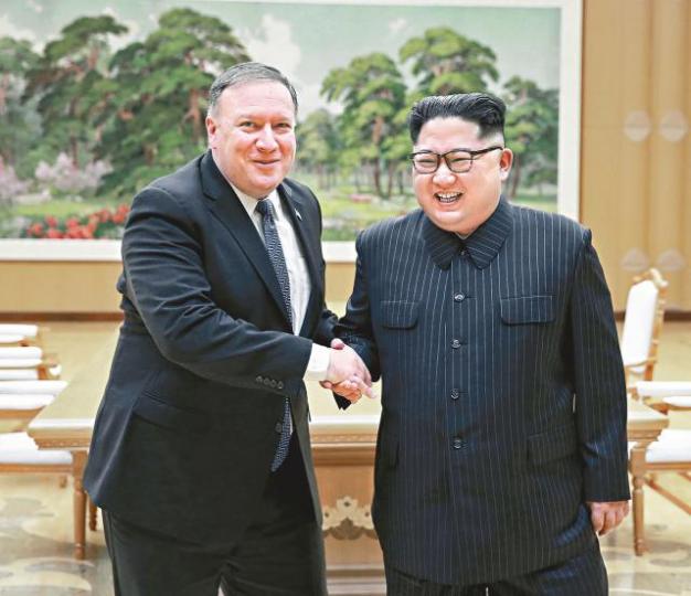 金正恩據指向蓬佩奧表示願拆除國內製核武燃料設施。資料圖片美國堅持北韓最終要移除或銷毀可載核武導彈。 資料圖片蓬佩奧之前曾稱願為北韓改善農業生產力。 金正恩據指向蓬佩奧表示願拆除國內製核武燃料設施。資料圖片美國堅持北韓最終要移除或銷毀可載核武導彈。 資料圖片蓬佩奧之前曾稱願為北韓改善農業生產力。
