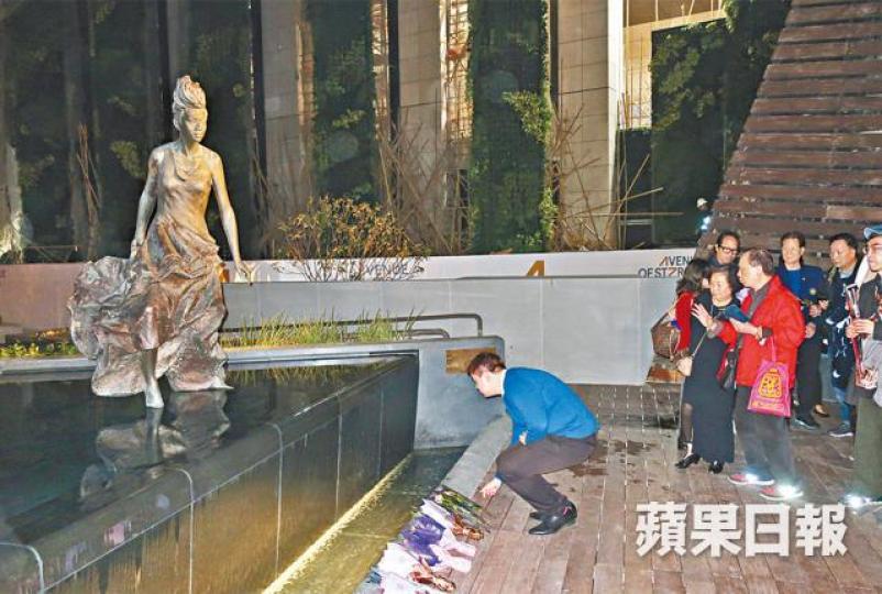 梅姐銅像在星光大道搬往新位置，前晚獲粉絲到銅像前獻花。