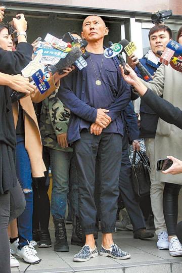 鈕承澤在去年12月曾到警署接受問訊，昨日被檢方向他依強制性交重罪提出起訴。資料圖片鈕承澤位於台北東區的舊家被傳是涉性侵的第一現場。台灣《蘋果日報》鈕承澤近日搬到台北大安區明日博、價值4000萬港元的豪宅。台灣《蘋果日報》鈕承澤獲准保釋時，曾指自己是笨男人，已經受到最大懲罰。資料圖片任賢齊（右）為拍鈕承澤新戲增肥，可惜現在被叫停。資料圖片