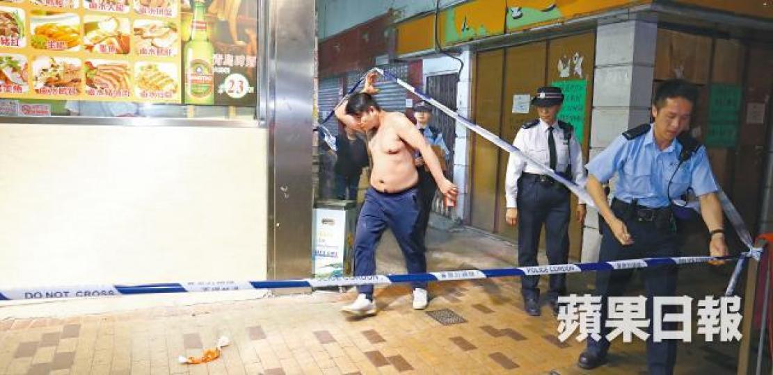 東主遇襲受傷拒送院，事後脫去染血上衣露出紋身。黑幫抬到菜館勒索的年桔，被東主丟入後巷垃圾桶。黎志偉攝