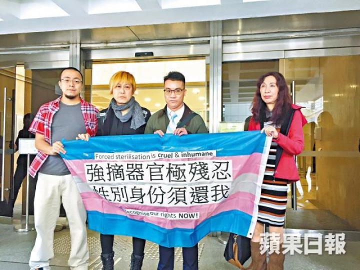 申請人謝浩霖（右二）昨領取判詞，庭外在支持者陪同下表示會上訴。