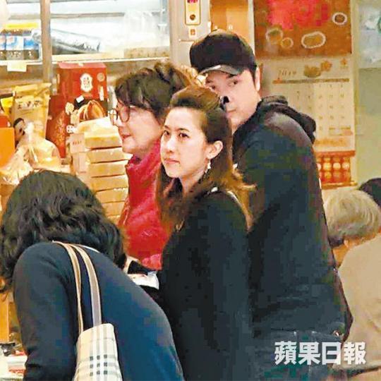 施明（左）前日到九龍城辦年貨，大仔老婆及細仔李泳豪做跟班幫手。