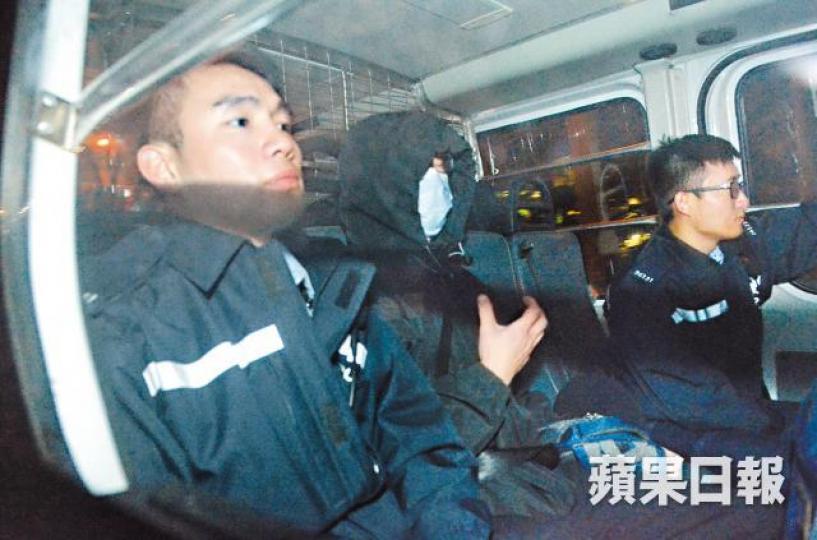 亮刀傷人的士司機被捕帶署調查。大批警員到場在涉案的士蒐證。李家傑攝