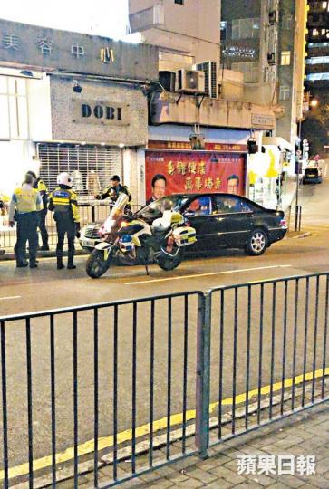 Amina駕駛的平治私家車停在路邊接受調查。讀者提供圖片