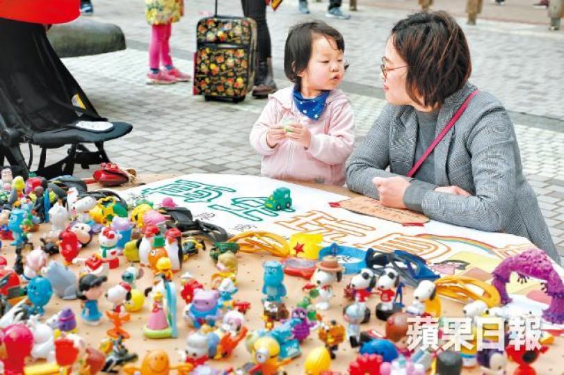 【尖沙嘴地攤】麼地道花園內擺滿玩具的地攤變成親子樂園。許頌明攝「港女友」創辦人周浩兒以舊物換取別人分享故事。 【尖沙嘴地攤】麼地道花園內擺滿玩具的地攤變成親子樂園。許頌明攝「港女友」創辦人周浩兒以舊物換取別人分享故事。