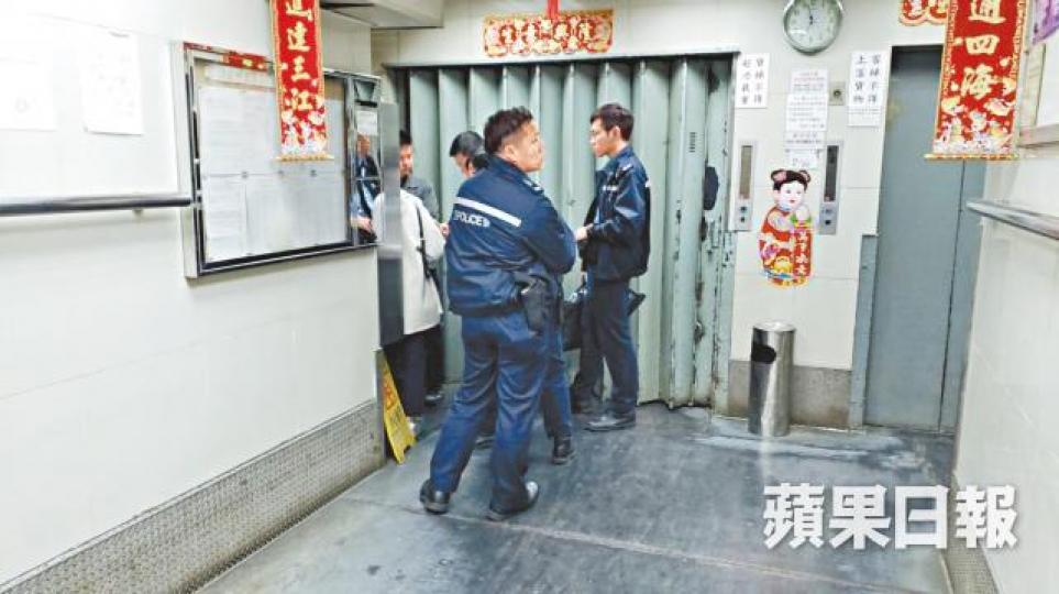 警員於事發的工廈內調查。 警員於事發的工廈內調查。