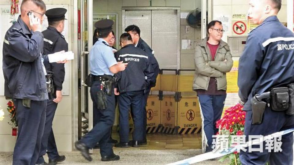 電梯技工跌落(車立)槽喪命,警方封鎖現場調查。文兆麟攝事發後升降機大堂被封,街坊須行樓梯上落。仵工昨將死者遺體移走。 電梯技工跌落(車立)槽喪命,警方封鎖現場調查。文兆麟攝事發後升降機大堂被封,街坊須行樓梯上落。仵工昨將死者遺體移走。